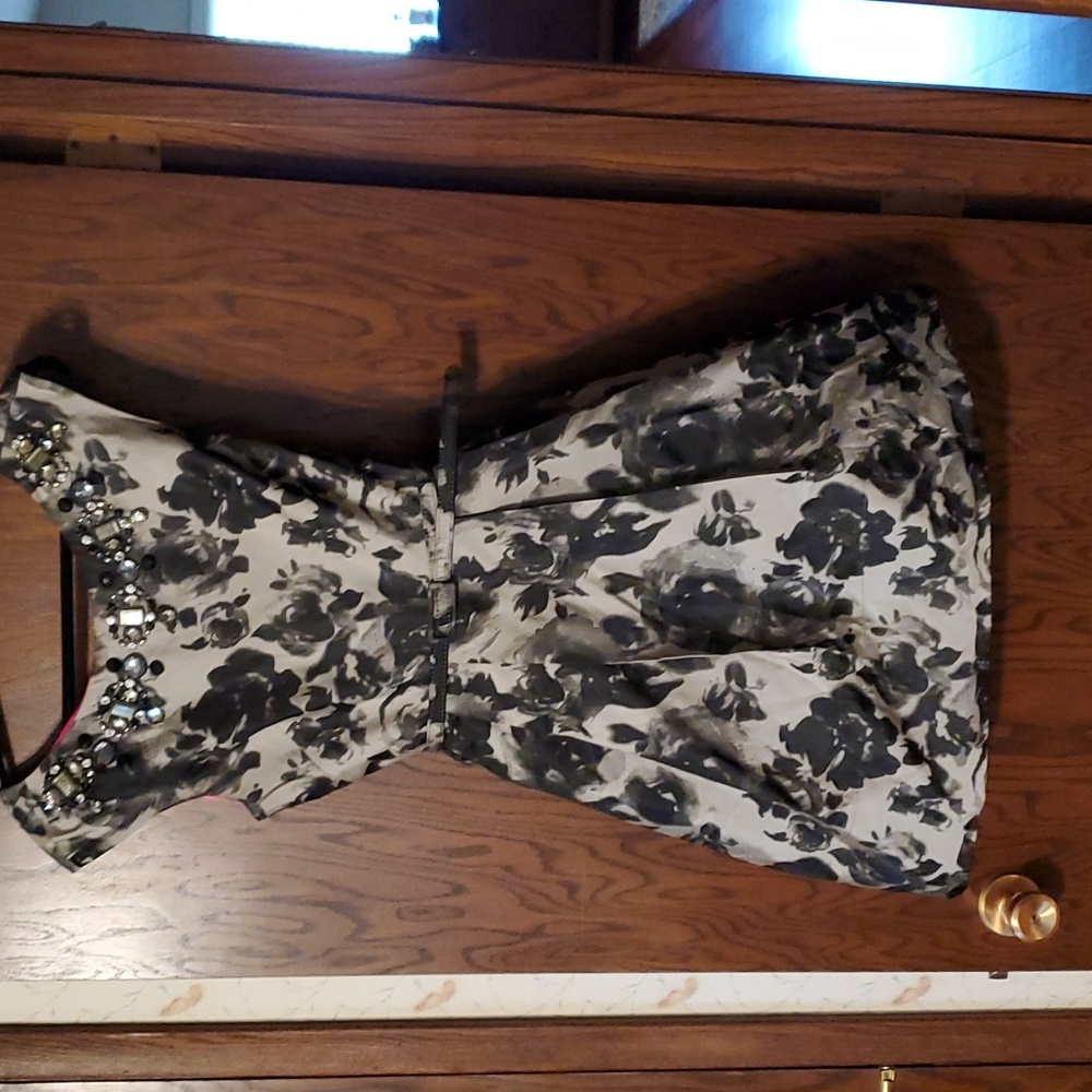 Beautiful Eliza J cocktail dress with pockets, size 8